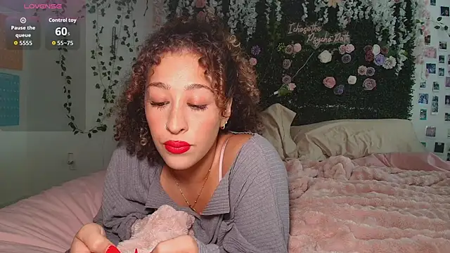 Snapshot of LyraCovee chatting on June 15, 12:24 am LyraCovee online show from June 15, 12:24 am