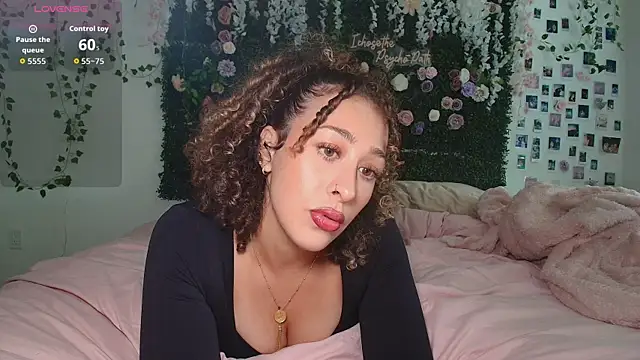Snapshot of LyraCovee chatting on June 17, 12:35 am LyraCovee online show from June 17, 12:35 am