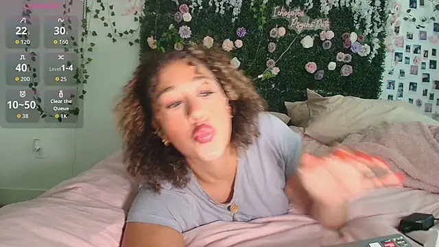 Snapshot of LyraCovee chatting on June 25, 12:43 am LyraCovee online show from June 25, 12:43 am