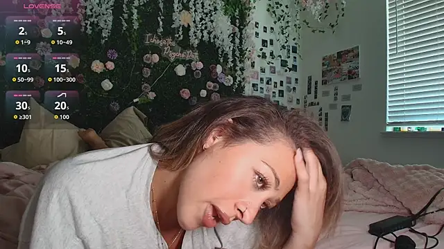 Snapshot of LyraCovee chatting on July 6, 12:18 am LyraCovee online show from July 6, 12:18 am