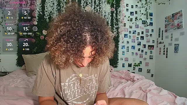 Snapshot of LyraCovee chatting on July 28, 12:18 am LyraCovee online show from July 28, 12:18 am
