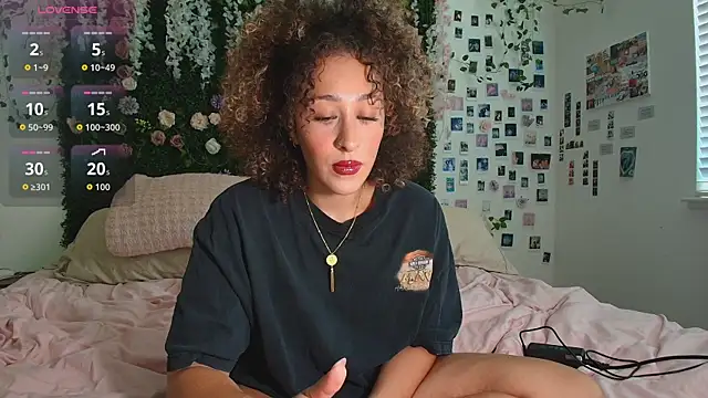 Snapshot of LyraCovee chatting on July 30, 12:20 am LyraCovee online show from July 30, 12:20 am