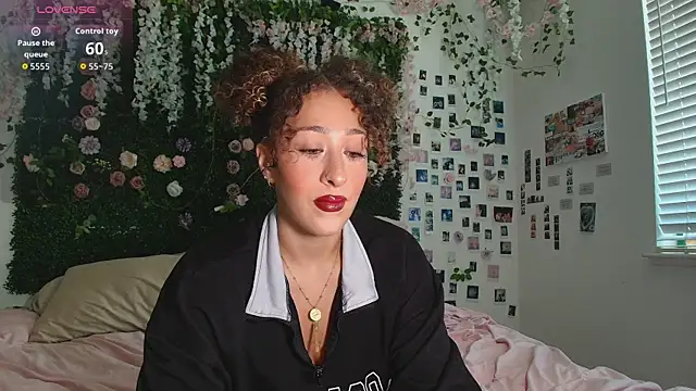 Snapshot of LyraCovee chatting on July 30, 11:37 pm LyraCovee online show from July 30, 11:37 pm