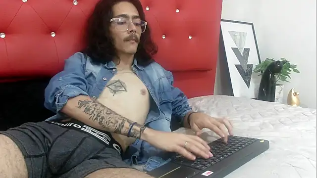 Snapshot of bigcock_robert chatting on June 20, 7:49 pm bigcock robert online show from June 20, 7:49 pm
