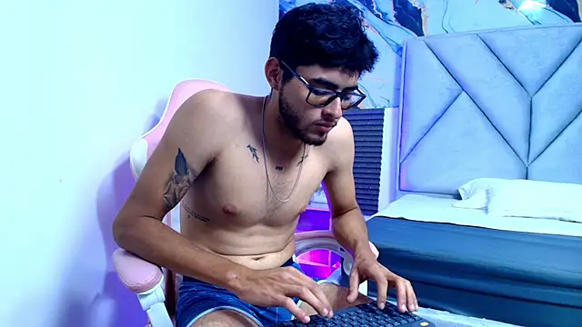 Snapshot of Stron_dominant chatting on June 11, 12:36 pm Stron dominant online show from June 11, 12:36 pm
