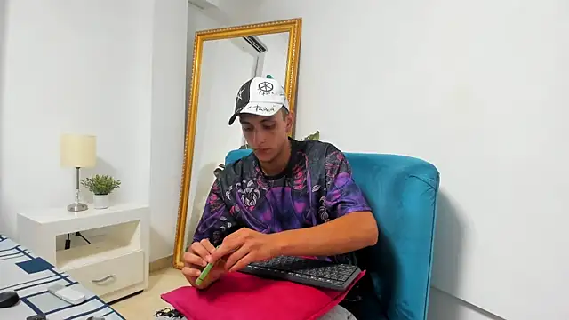 Snapshot of luca_gael chatting on June 21, 8:00 pm luca gael online show from June 21, 8:00 pm