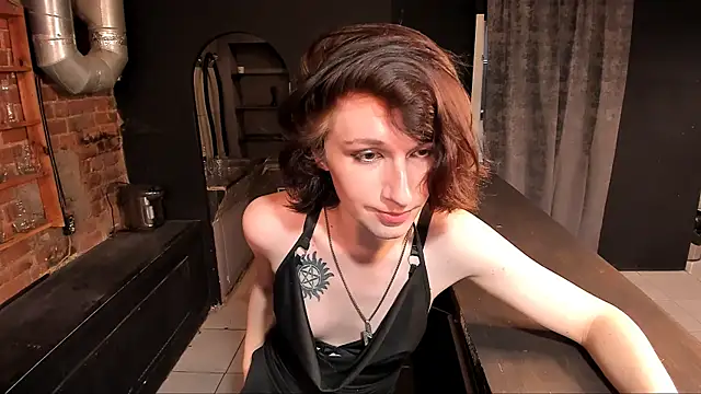 MickeQuinee online show from August 2, 11:30 am