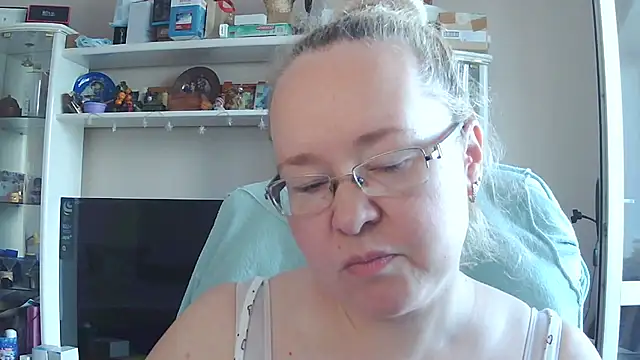 Snapshot of Viola27 chatting on July 4, 9:15 am Viola27 online show from July 4, 9:15 am