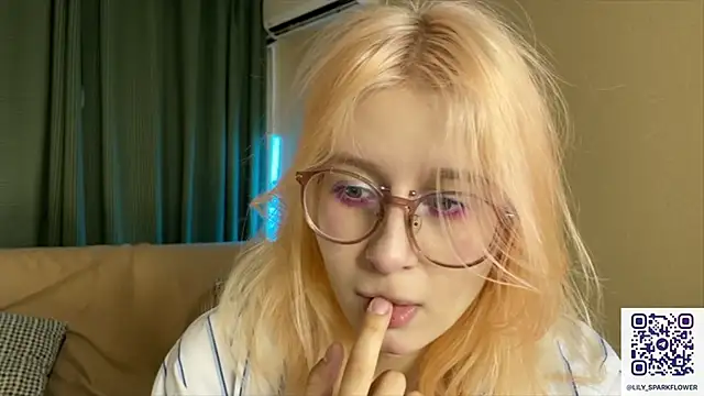 Snapshot of Lill_Lily chatting on June 17, 1:08 am Lill Lily online show from June 17, 1:08 am