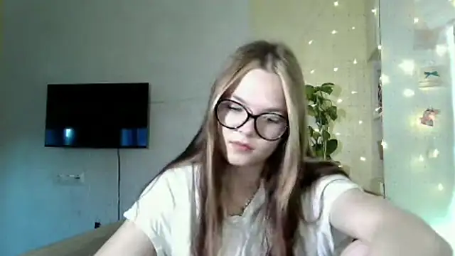AvrilGillig online show from June 18, 1:04 pm