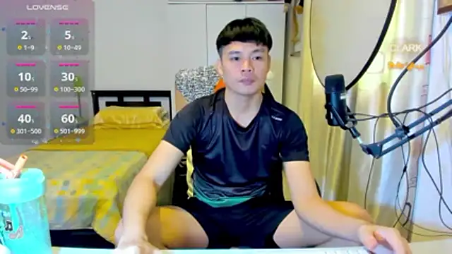 Snapshot of clarkdangerous chatting on July 25, 12:53 am clarkdangerous online show from July 25, 12:53 am