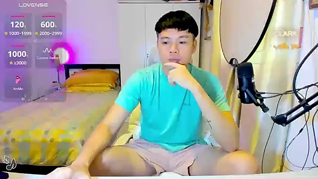 Snapshot of clarkdangerous chatting on July 28, 12:40 am clarkdangerous online show from July 28, 12:40 am