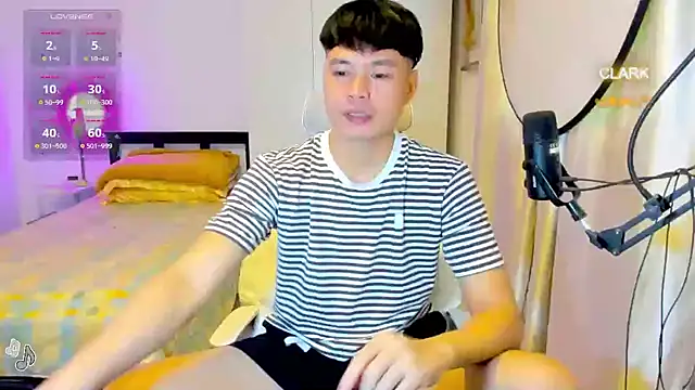 Snapshot of clarkdangerous chatting on August 3, 12:31 am clarkdangerous online show from August 3, 12:31 am