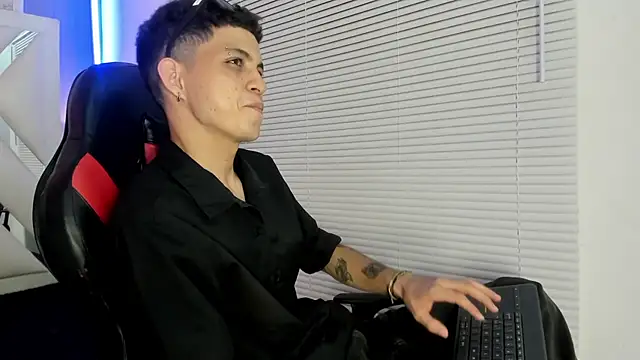 Snapshot of cameron_lux77 chatting on June 26, 3:44 am cameron lux77 online show from June 26, 3:44 am