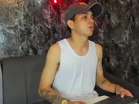 Snapshot of cameron_lux77 chatting on July 25, 3:37 am cameron lux77 online show from July 25, 3:37 am