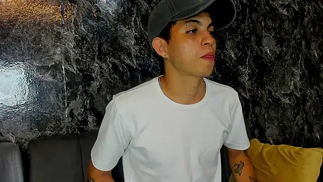 Snapshot of cameron_lux77 chatting on July 30, 3:38 am cameron lux77 online show from July 30, 3:38 am