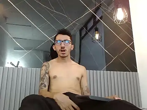 DylanAnderson1 online show from June 12, 8:41 pm
