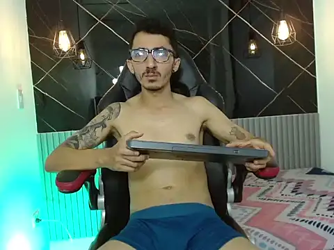 DylanAnderson1 online show from June 19, 9:29 pm