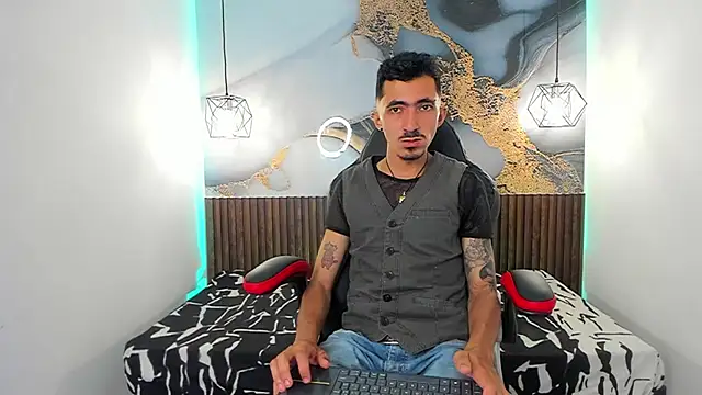 DylanAnderson1 online show from July 18, 8:45 pm