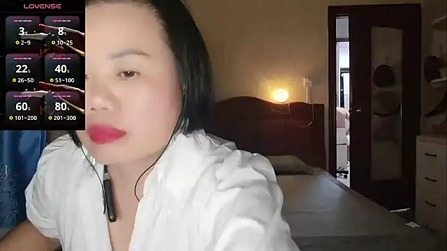 Snapshot of YIYI-queen chatting on June 12, 3:22 pm YIYI-queen online show from June 12, 3:22 pm