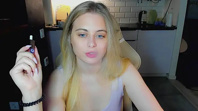 Snapshot of blonde_kellyy chatting on July 14, 2:05 am blonde kellyy online show from July 14, 2:05 am