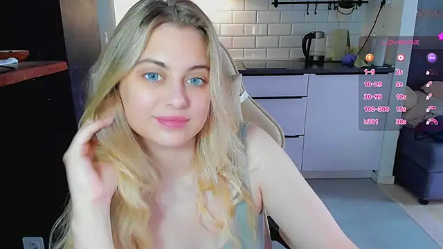 Snapshot of blonde_kellyy chatting on July 24, 3:37 am blonde kellyy online show from July 24, 3:37 am