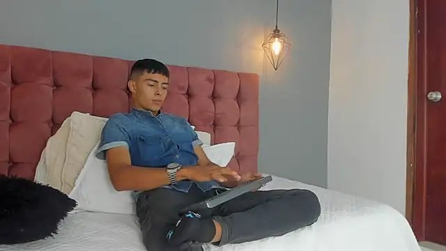 Snapshot of Bruno_fox chatting on June 17, 12:40 pm Bruno fox online show from June 17, 12:40 pm