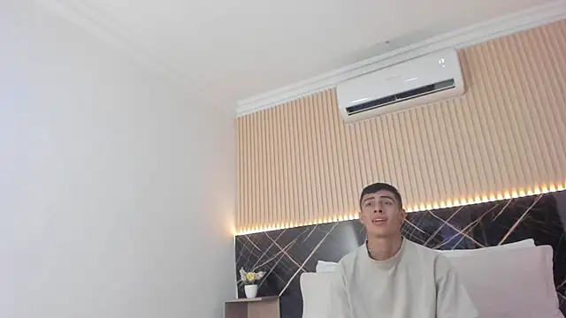 Snapshot of Bruno_fox chatting on June 19, 7:17 pm Bruno fox online show from June 19, 7:17 pm