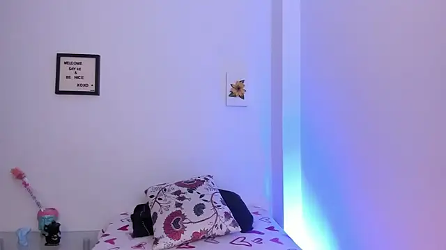 Snapshot of LauraToro_ chatting on February 20, 9:15 pm LauraToro online show from February 20, 9:15 pm