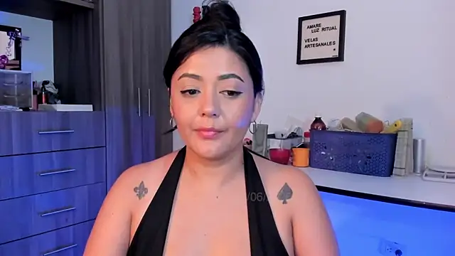 Snapshot of LauraToro_ chatting on June 21, 9:34 am LauraToro online show from June 21, 9:34 am