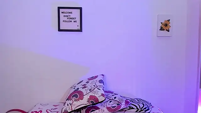 Snapshot of LauraToro_ chatting on July 17, 3:57 am LauraToro online show from July 17, 3:57 am