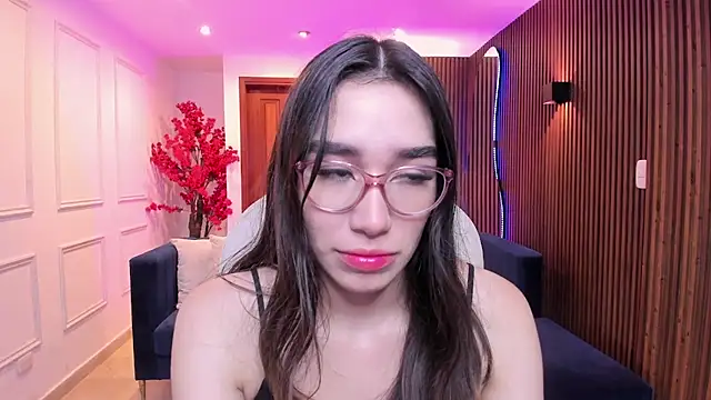 Snapshot of Emma_caarter_ chatting on August 4, 3:43 am Emma caarter online show from August 4, 3:43 am