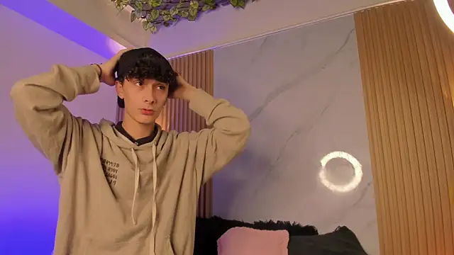 Snapshot of im_ethan_ chatting on June 30, 11:22 am im ethan online show from June 30, 11:22 am