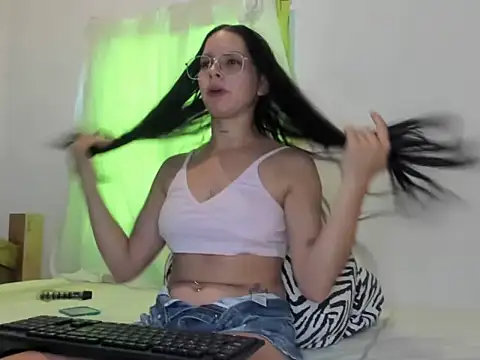 Snapshot of miimii_lovee chatting on June 16, 7:05 pm miimii lovee online show from June 16, 7:05 pm