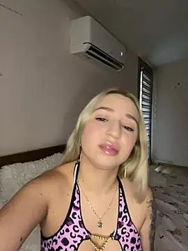 Snapshot of xLexi chatting on June 23, 10:57 am xLexi online show from June 23, 10:57 am
