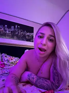 Snapshot of xLexi chatting on July 10, 8:11 pm xLexi online show from July 10, 8:11 pm