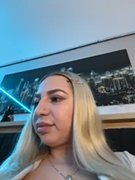 Snapshot of xLexi chatting on July 20, 10:39 am xLexi online show from July 20, 10:39 am