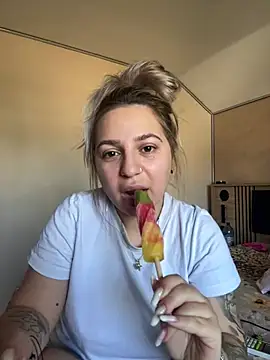 Snapshot of xLexi chatting on August 1, 3:00 pm xLexi online show from August 1, 3:00 pm