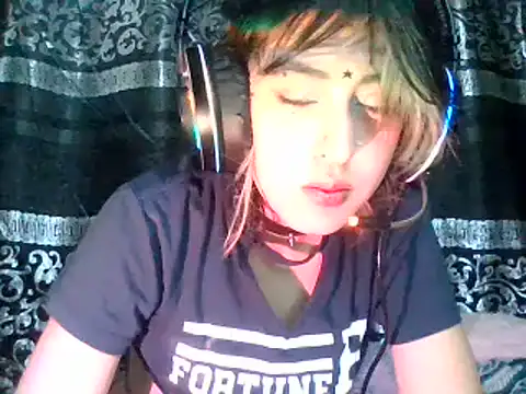 Snapshot of kittenpasive30 chatting on June 17, 4:41 pm kittenpasive30 online show from June 17, 4:41 pm