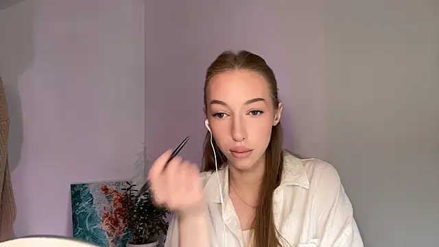 TraceyHowey online show from June 14, 8:27 am