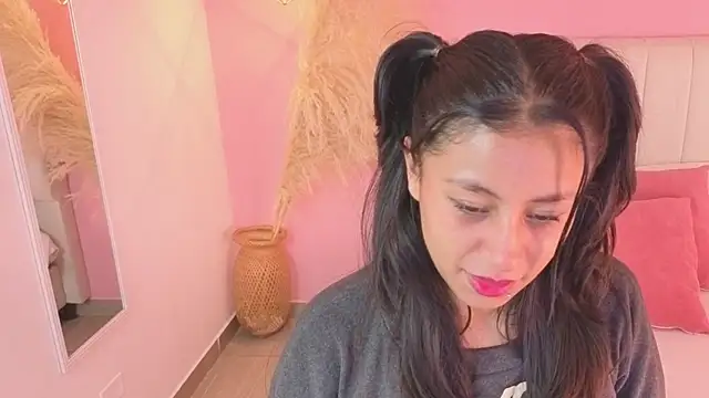 Snapshot of valeria__torres chatting on June 19, 11:14 am valeria torres online show from June 19, 11:14 am