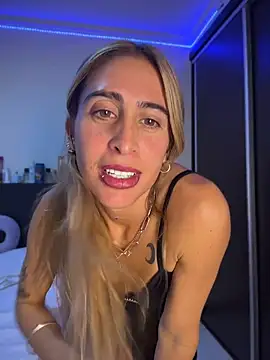 Snapshot of NicoleWilder chatting on June 19, 1:32 am NicoleWilder online show from June 19, 1:32 am