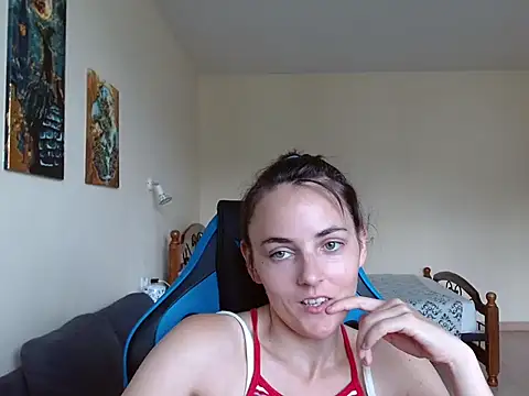 Snapshot of OliviaTheS chatting on July 7, 9:24 am OliviaTheS online show from July 7, 9:24 am