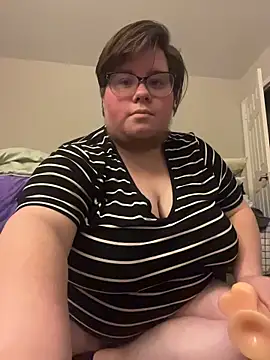 Snapshot of femboyphoenix chatting on June 19, 1:54 am femboyphoenix online show from June 19, 1:54 am