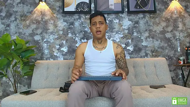 Snapshot of Alejandro_and_Deiby chatting on June 17, 10:39 am Alejandro and Deiby online show from June 17, 10:39 am