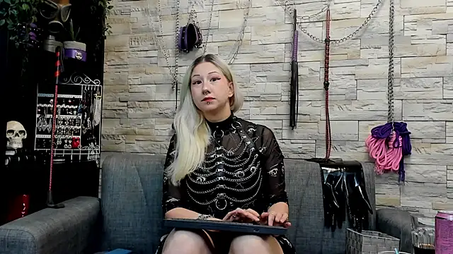 Snapshot of Miss_Kaz chatting on July 11, 12:57 am Miss Kaz online show from July 11, 12:57 am