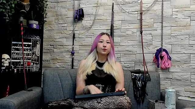 Snapshot of Miss_Kaz chatting on July 27, 11:56 pm Miss Kaz online show from July 27, 11:56 pm