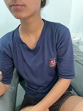 Snapshot of raina_143- chatting on July 3, 9:37 am raina 143- online show from July 3, 9:37 am