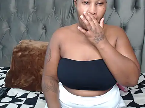 Snapshot of Loyal_Alisha chatting on June 22, 3:25 am Loyal Alisha online show from June 22, 3:25 am