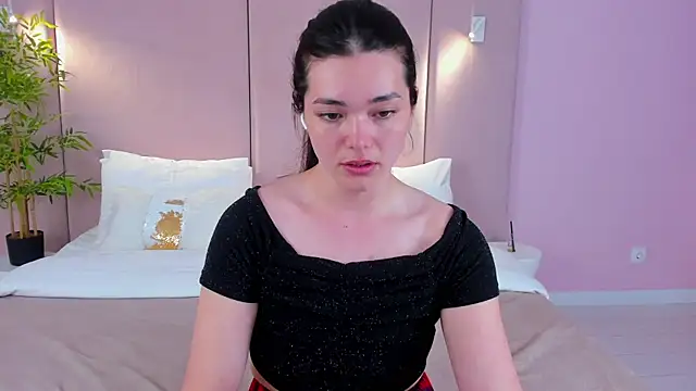 Snapshot of MaddieMeyer chatting on July 7, 7:23 am MaddieMeyer online show from July 7, 7:23 am